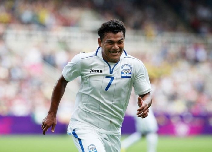 Nhưng ở phút 12, cơn địa chấn bắt đầu. Honduras chớp cơ hội từ một đợt phản công và Mario Roberto Martinez đã khiến khán giả St. James Park phải bật dậy vỗ tay vì một cú đá xoáy vào góc xa cầu môn Brazil trong thế gần như là quay lưng lại.